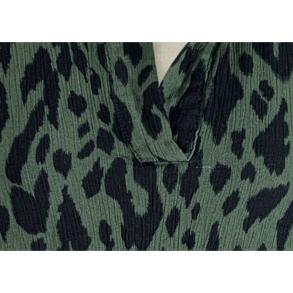 UMGEE Medium Green Cheetah Blouse Raw Hem Boutique - Picture 5 of 7